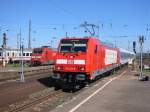 146 201 fhrt am 18.09.2005 mit einem IRE von Stuttgart kommend in Karlsruhe Hbf ein. Die Lok gehrt zur neuen Bauserie 146.2 und wurde erst im Juli 2005 an DB Regio Baden-Wrttemberg bergeben (siehe Eisenbahn Kurier 09/2005). Sie und andere neue 146er, die in Stuttgart beheimatet sind bzw. sein werden ersetzen u.a. auf der IRE-Verbindung Stuttgart-Karlsruhe die bisher eingesetzte BR 112.  