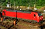 Aachen Hbf am 26.05.2012, 146 023 steht schon wieder halb auf dem Gleis, das Drehgestell links wird gleich von  David , einem 75to. Kran der Notfalltechnik auf die Schienen gehoben. Die Lok war mit sechs Doppelstockwagen am Haken ber eine Gleishexe gefahren und entgleist.