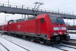 Eine 146 im Bahnhof Plattling am 17.01.2016. An diesem Tag wurde irgendwie bei nahezu jeder E-Lok die Loknummer durch Schnee verdekckt. Aber vielleicht errät man es auch so ;-)