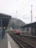 146 018 schiebt ihren RE 5 nach Emmerich aus dem Bahnhof Remagen.