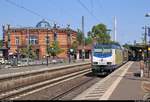 Das markante Empfangsgebäude des Bahnhofs Uelzen neben 146 504-6  Buchholz i.