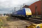 10.04.2010: Br 146 521-0 mit einem Zug, bestehend aus Schwerlastwaggons vor dem Peiner Bahnhof, Richtung Hannover.