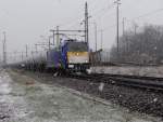 146 522 fährt am 02.04.15 mit einem Kesselzug durch Saalfeld/Saale.