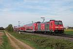 Mit einem RE (Freiburg (Brsg) Hbf - Basel Bad Bf) fuhr am späten Nachmittag des 21.04.2020 die 146 236-5  Schwarzwaldbahn Erlebnispfard/Triberg  südlich von Buggingen über die