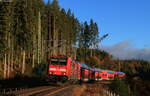 146 236-5  Triberg/Schwarzwaldbahnerlebnispfad  mit dem Lr 70680 (Villingen(Schwarzw)-Freiburg(Brsg)Hbf) bei Rötenbach 22.10.21