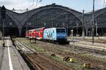 146 013 vor dem Regionalzug nach Dresden bei der Ausfahrt aus Leipzig Hbf am 16.04.2022