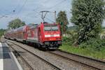 Statt Steuerwagen eine zweite Lok (||) - Ist für einen Wendezugbetrieb kein Steuerwagen verfügbar, wird eine zweite Lok benötigt. 146 234-0 am Ende des von 146 235-7 gezogenen RE 2 / 4722 von Konstanz nach Karlsruhe am 12.08.2023 in Hegne