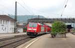 Die mit Teilwerbung versehene Stuttgarter 146 203-5 macht am 16.5.2010 mit einem IRE nach Lindau am Haken einen Halt in Geislingen (Steige).