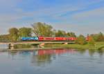 146 246 mit RE 4082 am 29.04.2015 auf der Isarbrücke bei Plattling. 