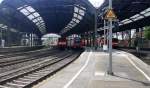 146 009 DB fährt als Lokzug von Aachen-Hbf nach Köln-Hbf und fährt durch den Aachener-Hbf.
Aufgenommen vom Bahnsteig 2 vom Aachen-Hbf.
Bei Sonne und Wolken am Nachmittag vom 21.5.2015.