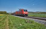 146 243-1 ist als RE 54 nach Bamberg bei Retzbach-Zellingen am 10.05.2017 unterwegs.