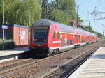 Durchfahrt Doppelstock Steuerwagen mit Schublok 112 104 als RE 5 nach Wünsdorf Waldstadt durch den Bahnhof Großbeeren am 28.