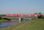 146 xxx mit RE 17019 (Offenburg–Basel Bad Bf) am 21.04.2017 auf der Elzbrücke zwischen Kollmarsreute und Denzlingen