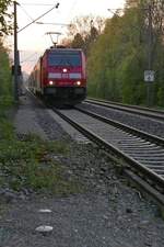 Am 21.04.2018 wurde vom noch nicht umgebauten, niedrigen Bahnsteig der Haltestelle Böhringen-Rickelshausen 146 232-4 mit dem RE 4271 von Karlsruhe nach Konstanz fotografiert.