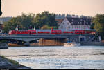 Blick vom Stadtgarten auf die Alte Rheinbrücke in Konstanz, während 146 2?? von DB Regio-Baden-Württemberg als RE 4271 von Karlsruhe Hbf auf der Bahnstrecke Basel Bad Bf–Konstanz