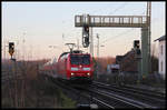 DB 146122-7 fährt hier am 19.12.2020 um 9.04 Uhr mit dem Dosto nach Osnabrück aus Düsseldorf kommend in Hasbergen ein.