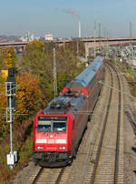 146 211 mit RE5 Stuttgart-Ulm am 09.11.2021 am Eszetsteg in Stuttgart.