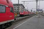 Am 14.12.2021 schiebt 146 202 den von 146 208 gezogenen RE 5 / 4209, Stuttgart - Lindau Reutin, aus dem Friedrichshafener Stadtbahnhof