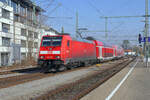 Gerade eben fährt die 146 202 der DB Regio mit einem RE5 Stuttgart - Lindau in Friedrichshafen Hbf ein.