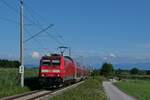 Von Lindau-Reutin kommend befindet sich 146 203 am 11.07.2022 als RE 5 / 4228 zwischen Eriskirch und Friedrichshafen auf der Fahrt nach Stuttgart