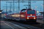 146 222-5 steht am Abend des 28.02.08 mit RE 19470 nach Stuttgart Hbf auf Gleis 2 des Aalener Bahnhofs.