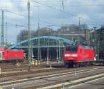 146 015-3 und 022-9 stehen im Gleisvorfeld des Aachener Hbf´s.