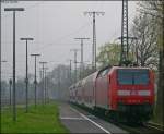 Aus dem Archiv: 146 013 mit dem RE5 nach Koblenz bei der Durchfahrt von Köln West 5.4.09