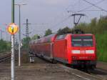 146 013-8 schiebt den RE1  NRW-Express  in Richtung Aachen.