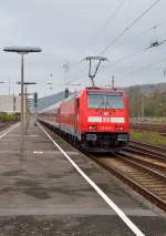 146 219-1 schiebt eine RB an den Bahnsteig Gleis 1 in Neckarelz.