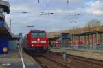 Am Sonntagnachmittag den 1.12.2013 steht die 146 223-3 mit einer Dostock RB nach Stuttgart in Neckarelz am Bahnsteig Gleis 1.