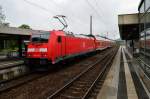 Am Donnerstag den 1.5.2014 steht die 146 215-9 mit einer RE am Bahnsteig Gleis 1 in Neckarelz, vor wenigen Minuten ist sie eingefahren.