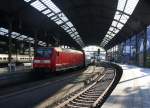 Ein Nachschuss von der 146 005 DB steht mit dem RE1 im Bahnhof Aachen.