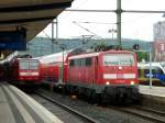 Lokomotive 111 134 mit RE 70 nach Braunschweig und Lok 146 011 mit RE 6 nach Düsseldorf sind sich am 28.06.2013 im Bielefelder Hauptbahnhof begegnet.
