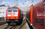 Zwei RE-Züge fahren nach Köln Hbf ein (Gleis 2 und 3): links 146 277 mit RE 5 nach Emmerich, rechts RE 8 nach Koblenz, bestehend aus 2 x 425).