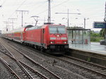 146 272 bei der Einfahrt in den Hauptbahnhof von Essen als RE 1 nach Paderborn am 31. Juli 2016.