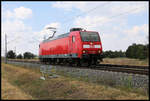 DB 146008 ist hier bei Braschwitz auf der KBS 340 am 25.8.2020 um 11.58 Uhr solo unterwegs in Richtung Köthen.