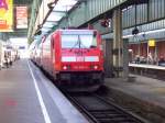 Die 146 208-4, soeben als IRE 4905 aus Karlsruhe angekommen, wir aus dem Hauptbahnhof Stuttgart gezogen.
