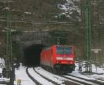 IRE 4710 (Konstanz-Karlsruhe Hbf) verschwindet mit Schublok 146 232-4 im nur 92m langen kleinen Triberg 28.12.08