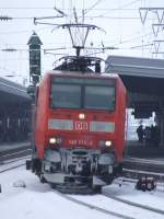146 010 verlässt am 03.01.2010 den neu gemachten Bahnsteig von Essen Hbf in Richtung Bochum.
