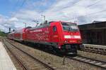 Werbe-TRAXX 146 209 zieht ein RE durch Amstetten (Württemberg) am 9 Juli 2022.