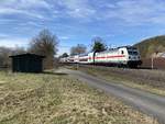 147 563 fährt mit dem umgeleiteten IC 2363 am 20.03.2021 durch Ronshausen gen Eisenach.