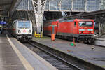 147 552 wartet am Bahnsteig 16 neben 114 022 am 16.01.2023 in Frankfurt Hbf auf die Abfahrt.  
Währen Erstere den IC 2228 nach Münster befördern darf, hat die Andere die Aufgabe, einen Zug
der Linie RE30 nach Kassel Hbf zu befördern, sie bekommt dafür noch Unterstützung einer weiteren
114 am Zugende. Der Sandwich ersetzt wohl fehlende oder defekte Triebzüge....
