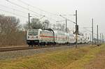 147 571 bespannte am 23.02.23 den IC 2443 nach Leipzig. Hier passiert der Zug Braschwitz Richtung Halle(S).