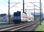 Nachschuss mit Gegenlicht vom DB Testzug unterwegs auf der Linie Bern - Burgdorf/Olten am Schluss die Lok 91 80 6 147 558-1 mit dem Personenwagen DBpza 50 80 26-81 645-6 und dem Steuerwagen DBptzfa 50 80 86-81 896-2 unterwegs bei Lyssach ( BE ) am 05.04.2023