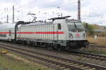 Die DB 147 568-0 zog am 10.04.2026 in Naumburg (S) Hbf den IC 2065 von Karlsruhe Hbf nach Leipzig Hbf.