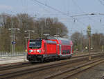 Mit einem NRW Dosto ist 147 004 aus BW von Berlin Lichtenberg nach Aachen unterwegs und fährt hier im Bahnhof Rheda-Wiedenbrück durch.
