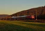 147 005 fährt am 06.01.2020 im Neckartal bei Lustnau der tief stehenden Abendsonne in Richtung Tübingen entgegen.