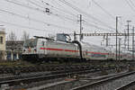 DB Lok 147 593-8 durchfährt am 19.02.2026 den Bahnhof Pratteln.
