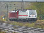 DB 147 558 wird am 05.11.2021 von der DB 147 013 in Naumburg (S) Hbf in Richtung Bebra gezogen.