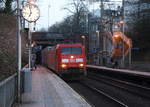 152 143-4 DB  kommt aus Richtung Köln,Aachen-Hbf und fährt durch Aachen-Schanz mit einem Containerzug aus Gallarate(I) nach Zeebrugge(B) und fährt in Richtung Aachen-West. Aufgenommen vom Bahnsteig von Aachen-Schanz
In der Abendstimmung am Abend vom 24.3.2017.